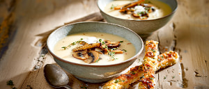 Kartoffelsuppe mit Champignons und K&auml;sesticks