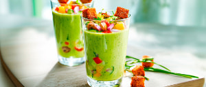 Fr&uuml;hlings-Champignon-Gazpacho mit Kabanos und Knoblauchcro&ucirc;tons