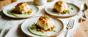 Knusprige Mini-Gem&uuml;sestrudel mit B&auml;rlauchso&szlig;e