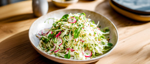 Spitzkohlsalat mit Radieschen und Brunnenkresse