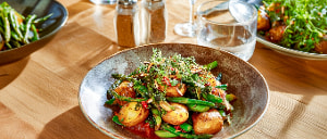 Gr&uuml;nes Spargelgem&uuml;se mit Ofenkartoffeln