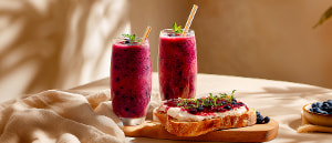 Fr&uuml;hst&uuml;cks-Beerendrink mit s&uuml;&szlig;em Quarkbrot