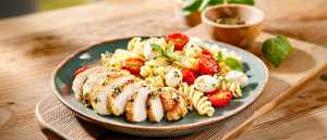 H&auml;hnchen-Minutenschnitzel mit Mozzarella-Nudelsalat