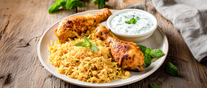 Curryreis mit H&auml;hnchenkeulen und Minzjoghurt