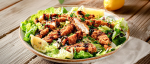 Kross gebratene H&auml;hnchenbruststreifen auf Blattsalat