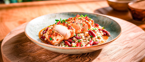 H&uuml;hnchen "spicy" mit Bohnen und Graupen