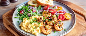 Nordseekrabben mit R&uuml;hrei und Tomatensalat