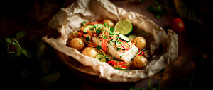 Heilbuttfilet und Gem&uuml;se im Papier gegart