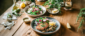 Putenschnitzel auf Radieschen-Champignongem&uuml;se