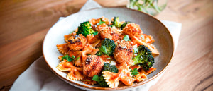 Farfalle "Bolognese" mit Brokkoli und gebackenem Mozzarella
