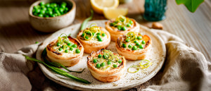 Parmesan-T&ouml;rtchen mit gr&uuml;nen Erbsen und Zitrone