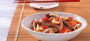 Asiatisches Zwiebelfleisch mit Paprika und Cashewkernen