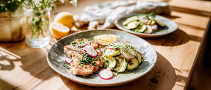 Kalbsschnitzel mit warmem Radieschen-Zucchinisalat