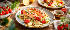 Lachsspie&szlig;e auf gebratenem Fenchel mit Ofentomaten