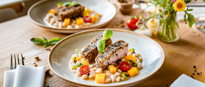 Thunfisch in der Pfefferkruste auf wei&szlig;en Bohnen