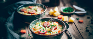 Spitzkohl-Kartoffelsuppe mit W&uuml;rstchen