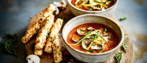 Tomaten-Gem&uuml;sesuppe mit Mozzarellasticks