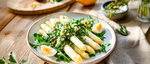 Spargel in Kr&auml;uterdressing mit Ei und Rucola