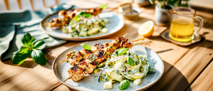 Gegrillte H&auml;hnchenspie&szlig;e mit Zucchini-Apfelsalat