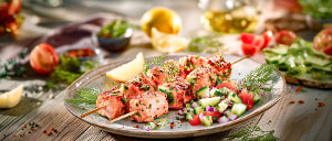Gegrillter Lachs-Kebab mit Petersiliensalat