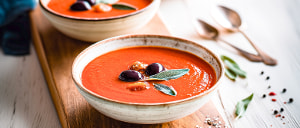 Tomatencremesuppe mit Oliven, getrockneten Aprikosen und Salbei