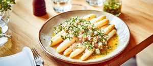 Spargel in warmer Zwiebel-Kr&auml;utervinaigrette