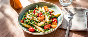 Spargel-Rucola-Salat mit Ofentomaten und Pinienkernen