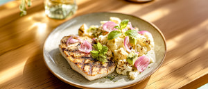 Gegrillter Schwertfisch mit Blumenkohlsalat in Avocado-Zwiebelvinaigrette