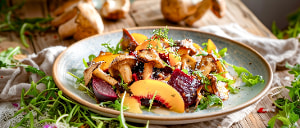 Rote Beete-Salat mit Steinpilzen und Pfirsichen