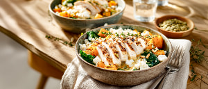 H&auml;hnchenbrust auf warmem K&uuml;rbissalat mit Spinat und Feta