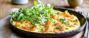 K&uuml;rbis-Kartoffel-Tortilla mit Feldsalat