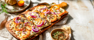 Vollkorn-Flammkuchen mit K&uuml;rbis und roten Zwiebeln