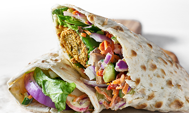 Mit Gemüse und GEFRO Veggie Frikadelle gefüllte Wraps