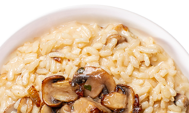 Reispfanne mit Champions in einer weißen schüssel