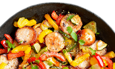 Bunte Pfanne mit verschiedenen kross gebratenen Gemüsesorten